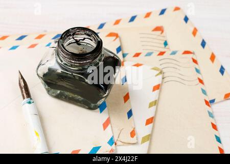 Inkwell, penna e buste vintage. Stile retrò Foto Stock