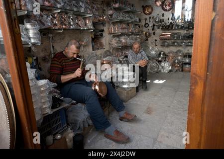 Incisione artigianale di un piatto di rame, bazar Mardin, tacchino Foto Stock