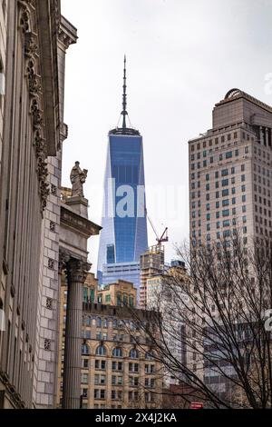 Vista dal Thomas Paine Park al One World Trade Centre, Lower Manhattan, New York City Foto Stock