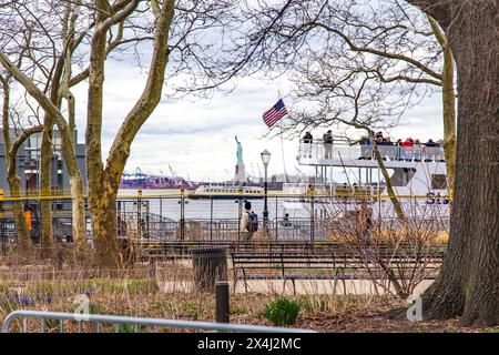 Vista da Battery Park, il punto più meridionale di Manhattan, alla Statua della libertà, Lower Manhattan, New York City Foto Stock