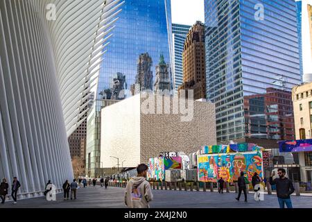 Perelman Performing Arts Center di fronte al One World Trade Center, sulla sinistra Transit Hall Oculus della stazione World Trade Center, New York City Foto Stock