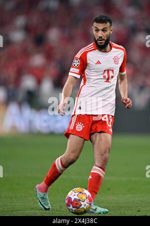 Noussair Mazraoui FC Bayern Monaco FCB (40) azione sul pallone Champions League, CL, Allianz Arena, Monaco, Bayern, Germania Foto Stock