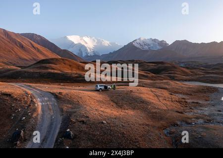 Vista aerea, campeggio fuoristrada nella natura selvaggia di fronte a Lenin Peak, Kirghizistan Foto Stock