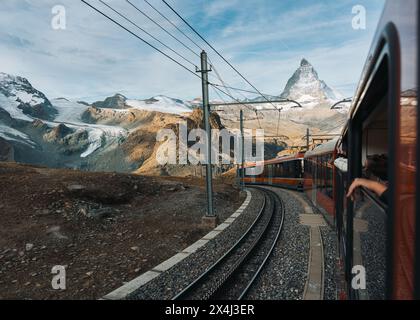 Splendida vista sul monte Cervino e il viaggio in treno fino alla stazione di Gornergrat in autunno a Zermatt, Svizzera Foto Stock