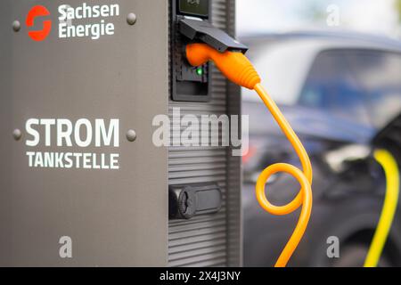 Auto elettriche nelle stazioni di ricarica, Dresda, Sassonia, Germania Foto Stock