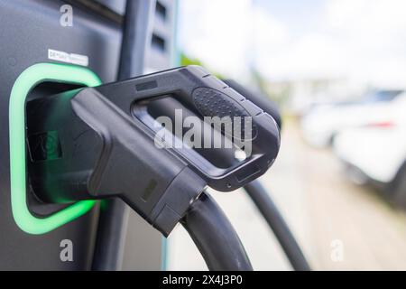 Auto elettriche nelle stazioni di ricarica, Dresda, Sassonia, Germania Foto Stock