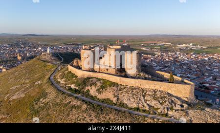 Foto aerea dei vecchi mulini a vento e del castello di Consuegra, Spagna Foto Stock