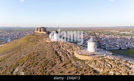 Foto aerea dei vecchi mulini a vento e del castello di Consuegra, Spagna Foto Stock