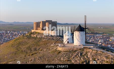 Foto aerea dei vecchi mulini a vento e del castello di Consuegra, Spagna Foto Stock