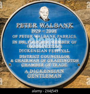 Un HDR di una targa blu per Peter Walbank, consigliere di grassington, fondatore del Dickensian Festival e presidente della camera di commercio. 30 aprile 2024 Foto Stock