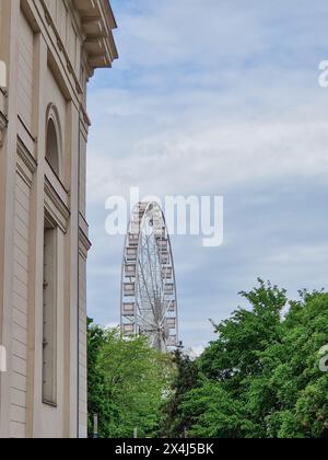 BUDAPEST/UNGHERIA - 2023-05-06: Il Budapest Eye, una torreggiante ruota panoramica, offre vedute panoramiche dello skyline della capitale ungherese. Acceso contro Foto Stock