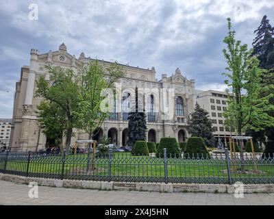 BUDAPEST/UNGHERIA - 2023-05-06: Un Pesti Vigadó, un palazzo storico culturale sulle rive del Danubio a Budapest, irradia magnificenza con il suo neo-renai Foto Stock