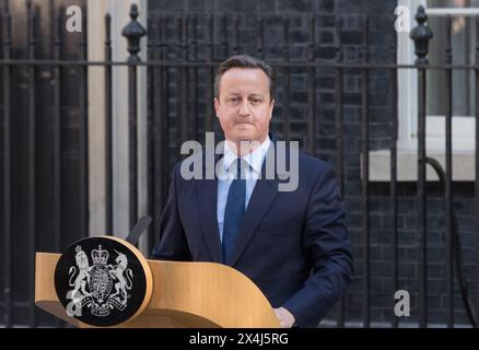 Il primo ministro britannico David Cameron si dimette sui gradini del 10 Downing Street il 24 giugno 2016 a Londra, Inghilterra. Foto Stock
