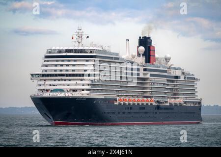 L'ultima nave da crociera di Cunard, la Queen Anne, arriva per la prima volta nel porto di Southampton. Foto Stock