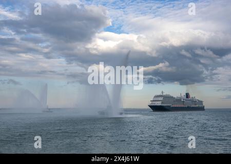 L'ultima nave da crociera di Cunard, la Queen Anne, arriva per la prima volta nel porto di Southampton. Foto Stock