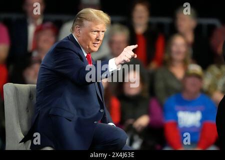 Il candidato presidenziale repubblicano l'ex presidente Donald Trump parla durante un municipio di Fox News Channel martedì 20 febbraio 2024, a Greenville, S.C. Foto Stock