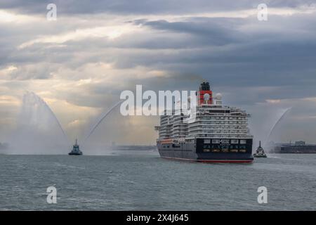 L'ultima nave da crociera di Cunard, la Queen Anne, arriva per la prima volta nel porto di Southampton. Foto Stock