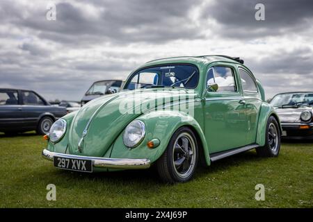 1956 Volkswagen Beetle, in mostra allo Scramble di aprile tenutosi al Bicester Heritage Centre il 21 aprile 2024. Foto Stock