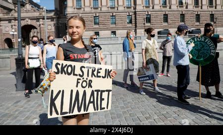 L'attivista svedese per il clima Greta Thunberg e altri attivisti si riuniscono per protestare contro il cambiamento climatico di fronte all'edificio del parlamento svedese. Foto Stock