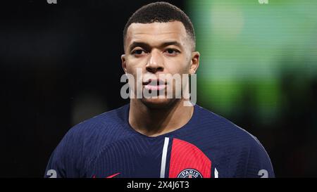 Kylian Mbappe, l'attaccante francese del Paris Saint-Germain n. 07, guarda durante la partita di calcio francese L1 tra il Paris Saint-Germain (PSG) e il FC Metz a Parigi, in Francia, il 20 dicembre 2023. Foto Stock