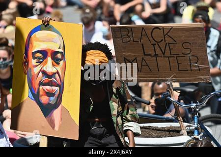 I manifestanti tengono segnali durante una protesta "Black Lives Matter" davanti al Borough Hall l'8 giugno 2020 a New York City. - Il 25 maggio 2020, Floyd, a Foto Stock