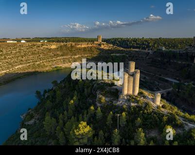 Torre de los Alarconcillos, situata su una collina vicino al villaggio di Alarcón (Cuenca, Castilla la Mancha, Spagna) Foto Stock
