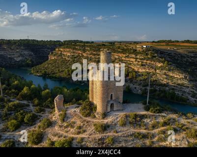 Torre de los Alarconcillos, situata su una collina vicino al villaggio di Alarcón (Cuenca, Castilla la Mancha, Spagna) Foto Stock