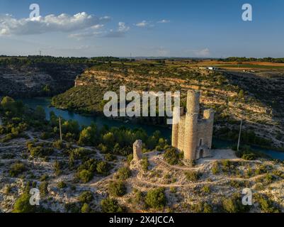 Torre de los Alarconcillos, situata su una collina vicino al villaggio di Alarcón (Cuenca, Castilla la Mancha, Spagna) Foto Stock