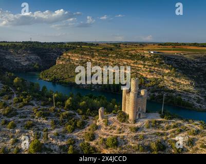 Torre de los Alarconcillos, situata su una collina vicino al villaggio di Alarcón (Cuenca, Castilla la Mancha, Spagna) Foto Stock