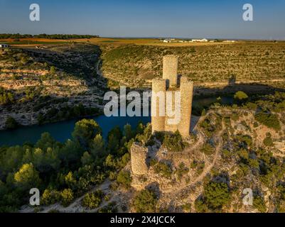 Torre de los Alarconcillos, situata su una collina vicino al villaggio di Alarcón (Cuenca, Castilla la Mancha, Spagna) Foto Stock