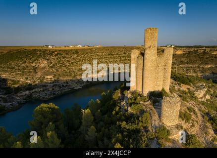 Torre de los Alarconcillos, situata su una collina vicino al villaggio di Alarcón (Cuenca, Castilla la Mancha, Spagna) Foto Stock