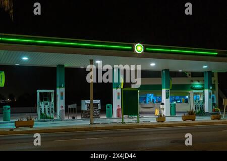 Palma de Mallorca, Spagna; marzo 29 2024: Stazione di servizio della multinazionale BP di notte. Isola di Maiorca, Spagna Foto Stock