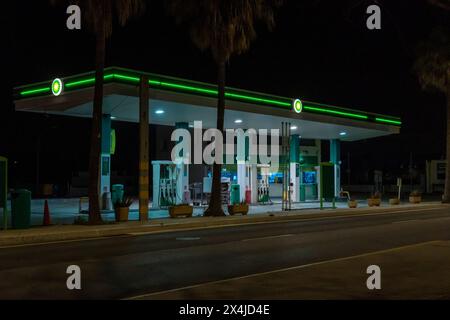 Palma de Mallorca, Spagna; marzo 29 2024: Stazione di servizio della multinazionale BP di notte. Isola di Maiorca, Spagna Foto Stock