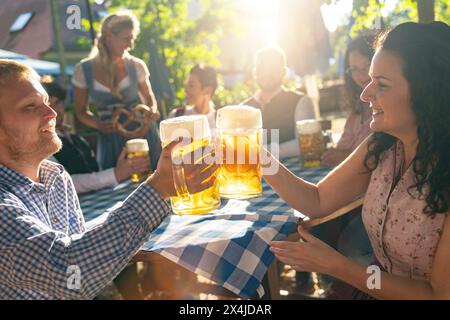 Assapora le birre nel birreria all'aperto bavarese o nell'oktoberfest Foto Stock