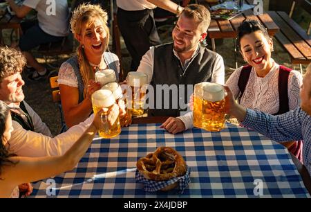 Gruppo di amici che brinda in birreria all'aperto Foto Stock