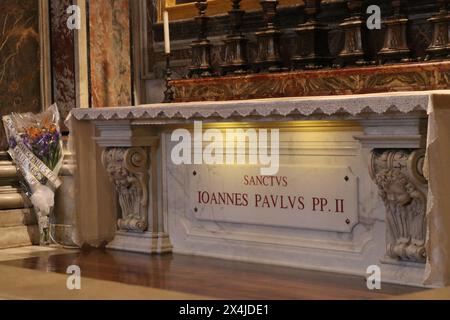 Tomba di Papa Giovanni Paolo II nella Basilica di San Pietro Foto Stock