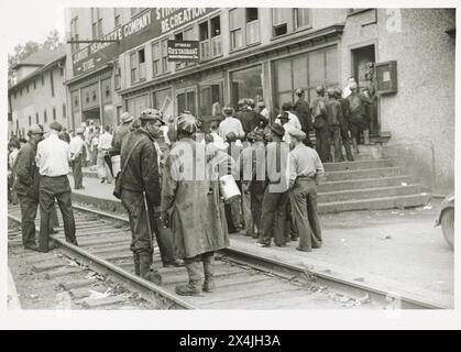 Minatori in fila il giorno di paga, città mineraria del carbone, Omar, West Virginia, settembre 1938. Fotografia storica d'epoca della collezione US Government Security Administration anni '1930 Foto: Marion Post Wolcott. Foto Stock