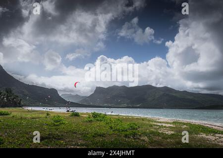 Kitesurfers in una giornata di sole a le Morne, Mauritius Foto Stock