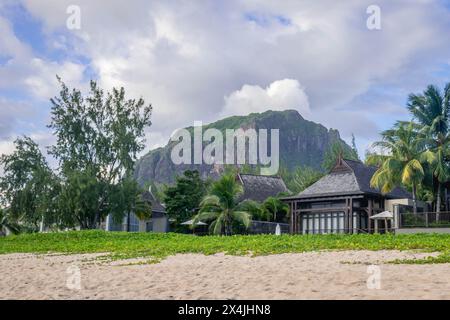 Hotel Lodge sulla spiaggia vicino al monte le Morne Brabant, Mauritius Foto Stock