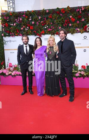 Quirin Berg, Kara Hecker, Tina Kaiser e Max Wiedemann bei der Ankunft zur Verleihung "Deutscher Filmpreis" AM 3.05.2024 a Berlino Foto Stock