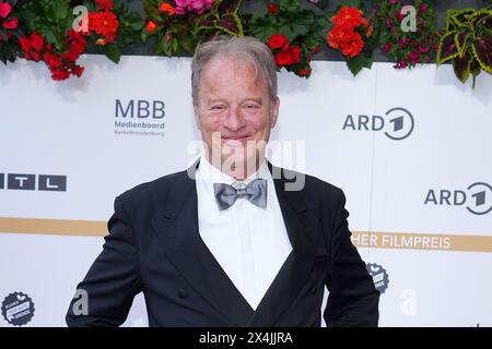 Tom Gerhardt bei der Ankunft zur Verleihung "Deutscher Filmpreis", 3.05.2024 anni a Berlino Foto Stock