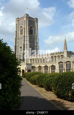 I giardini e l'esterno della chiesa di San Pietro e San Paolo del XVI secolo, nella città di Lavenham, Suffolk, Inghilterra, Regno Unito. Foto Stock