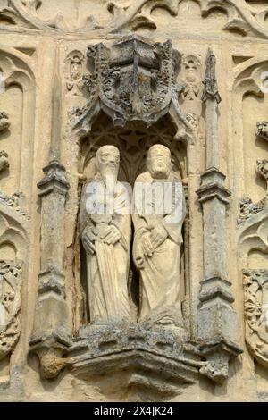 Dettagli esterni scolpiti che mostrano Pietro e Paolo nella chiesa di San Pietro e Paolo del XVI secolo, nella città di Lavenham, Suffolk, Inghilterra, Regno Unito. Foto Stock