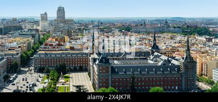 Splendida vista panoramica della città di Madrid con edifici storici e monumentali, la Spagna. Foto Stock