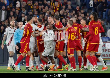 Roma, Italia, 2 maggio 2024. I giocatori della Roma e del Bayer Leverkusen discutono durante la semifinale di UEFA Europa League partita di calcio di andata allo Stadio Olimpico. Foto Stock