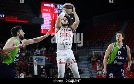 Charleroi, Belgio. 3 maggio 2024. Maarten Bouwknecht e Tyrell Roberts di Spirou lottano per il pallone durante una partita di basket tra il club belga Spirou Charleroi e l'olandese ZZ Leiden, venerdì 03 maggio 2024 a Charleroi, il giorno 10 nella fase d'oro, cross-boarder del campionato di basket di prima divisione belga e olandese "BNXT League". BELGA PHOTO VIRGINIE LEFOUR credito: Belga News Agency/Alamy Live News Foto Stock