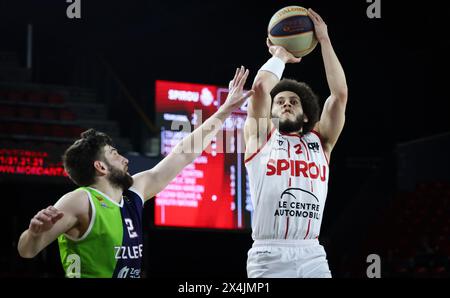 Charleroi, Belgio. 3 maggio 2024. Maarten Bouwknecht e Tyrell Roberts di Spirou lottano per il pallone durante una partita di basket tra il club belga Spirou Charleroi e l'olandese ZZ Leiden, venerdì 03 maggio 2024 a Charleroi, il giorno 10 nella fase d'oro, cross-boarder del campionato di basket di prima divisione belga e olandese "BNXT League". BELGA PHOTO VIRGINIE LEFOUR credito: Belga News Agency/Alamy Live News Foto Stock