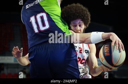 Charleroi, Belgio. 3 maggio 2024. Roeland Schaftenaar dello ZZ e Tyrell Roberts di Spirou lottano per il pallone durante una partita di basket tra il club belga Spirou Charleroi e l'olandese ZZ Leiden, venerdì 03 maggio 2024 a Charleroi, il giorno 10 nella fase d'élite Gold, cross-boarder del campionato di basket di prima divisione belga e olandese della "BNXT League". BELGA PHOTO VIRGINIE LEFOUR credito: Belga News Agency/Alamy Live News Foto Stock