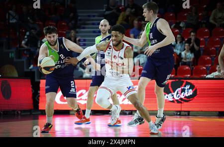 Charleroi, Belgio. 3 maggio 2024. Maarten Bouwknecht e David Collins di Spirou si battono per il pallone durante una partita di basket tra il club belga Spirou Charleroi e l'olandese ZZ Leiden, venerdì 3 maggio 2024 a Charleroi, il giorno 10 nella fase d'oro, cross-boarder del campionato di prima divisione belga e olandese "BNXT League". BELGA PHOTO VIRGINIE LEFOUR credito: Belga News Agency/Alamy Live News Foto Stock