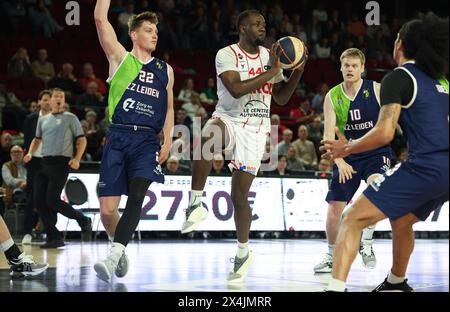 Charleroi, Belgio. 3 maggio 2024. Brock Gardner di ZZ e Marlon Makwa di Spirou lottano per il pallone durante una partita di basket tra il club belga Spirou Charleroi e l'olandese ZZ Leiden, venerdì 3 maggio 2024 a Charleroi, il giorno 10 nella fase d'élite Gold, cross-boarder del campionato di prima divisione belga e olandese "BNXT League". BELGA PHOTO VIRGINIE LEFOUR credito: Belga News Agency/Alamy Live News Foto Stock